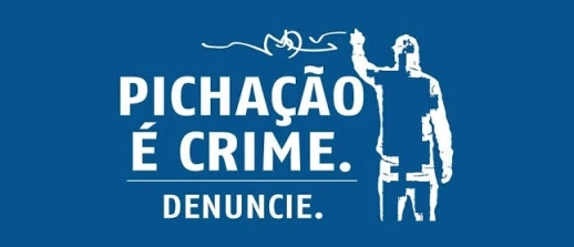 PM aborda mulher flagrada pichando muro com nome de candidato em Papagaios