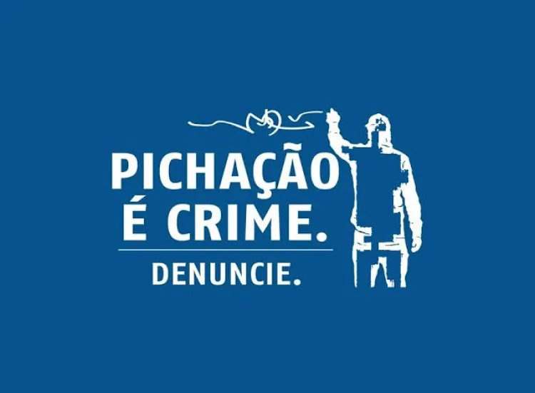 PM aborda mulher flagrada pichando muro com nome de candidato em Papagaios