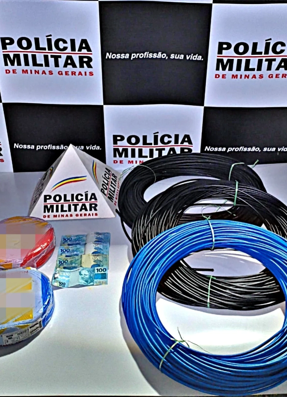 PMMG PRENDE SUSPEITO EM FLAGRANTE POR RECEPTAÇÃO E RECUPERA MATERIAIS DE ESTELIONATO EM NOVA SERRANA
