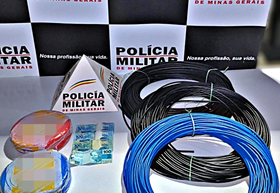 PMMG PRENDE SUSPEITO EM FLAGRANTE POR RECEPTAÇÃO E RECUPERA MATERIAIS DE ESTELIONATO EM NOVA SERRANA