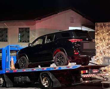 PM apreende veículo clonado no bairro São Francisco.