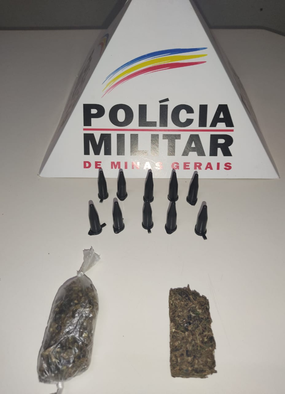 Após denúncia, Polícia Militar prende rapaz em Pequi com pinos de cocaína e uma porção de maconha