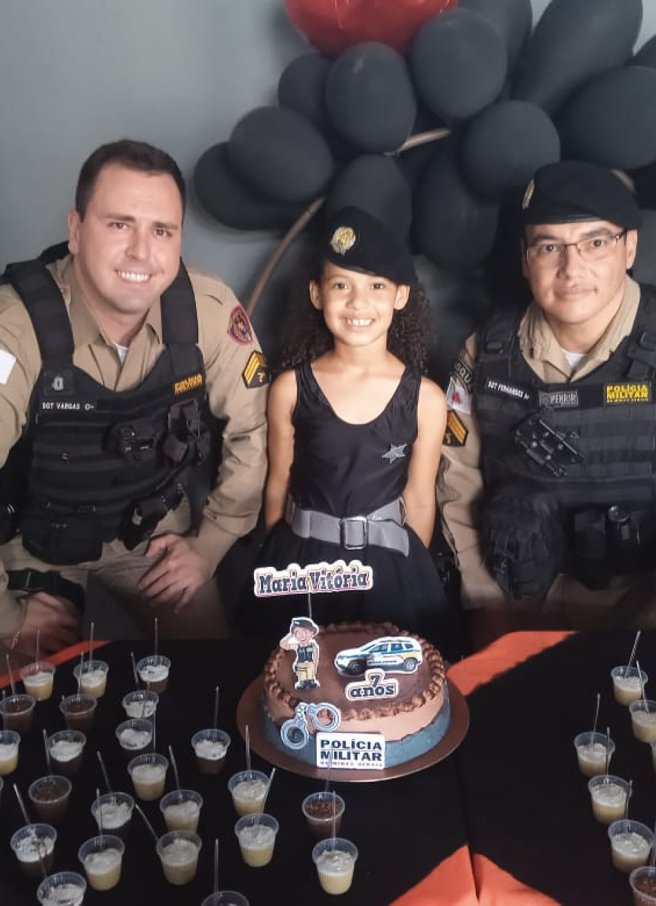 MILITARES FAZEM SURPRESA PARA CRIANÇA ADMIRADORA DA PM EM PEQUI.