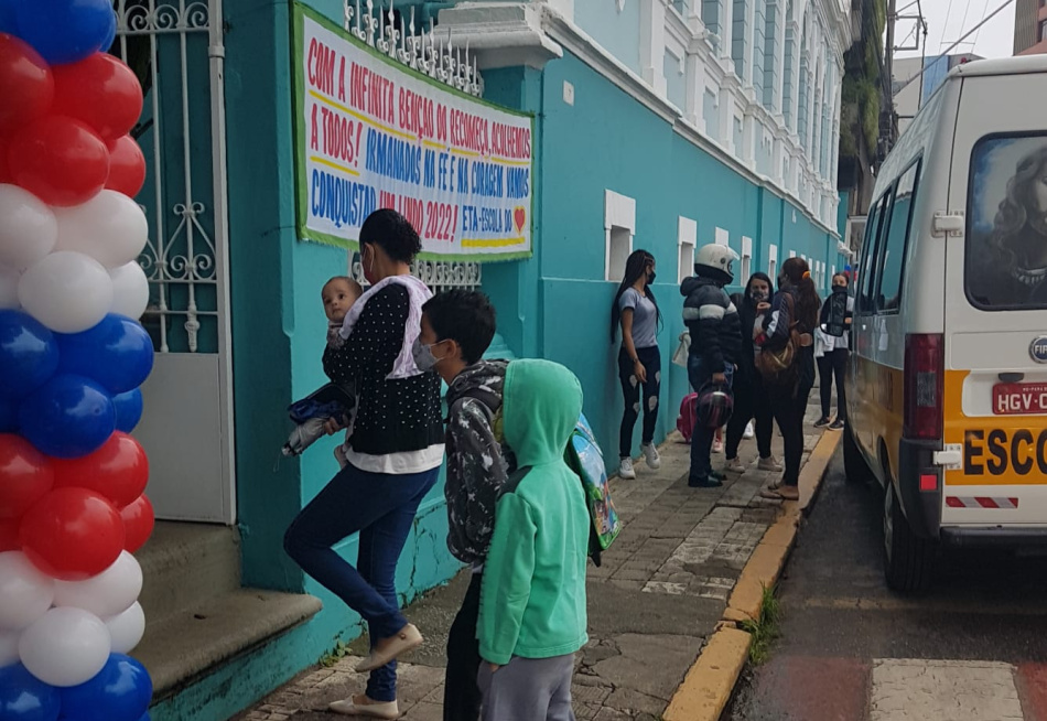 Após quase dois anos, alunos voltam às aulas presenciais em Pará de Minas