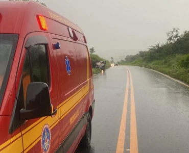 Idoso perde o controle do veículo e capota na 352