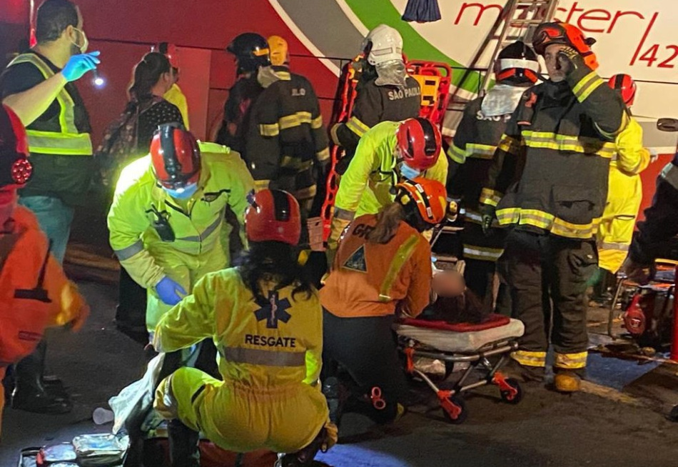 Acidente entre caminhão e ônibus mata sete pessoas e deixa 34 feriadas na Rodovia Assis Chateaubriand, em São Paulo