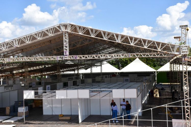 Estrutura da Expo Conecta Agro vai terminando de ser montada no Chicão