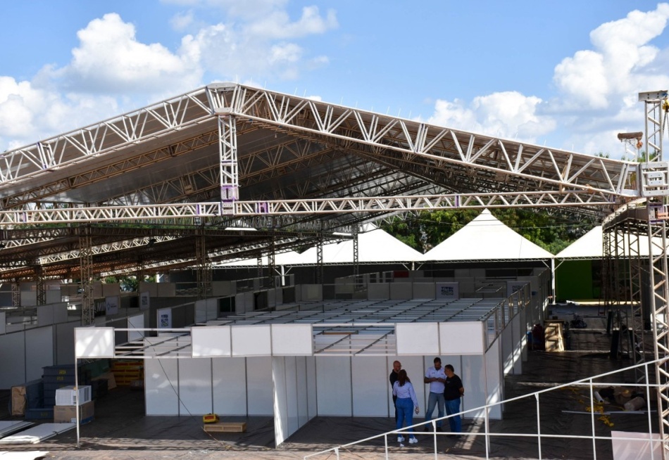 Estrutura da Expo Conecta Agro vai terminando de ser montada no Chicão