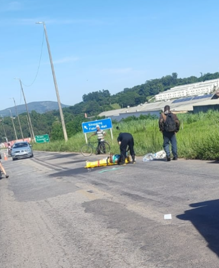 Acidente entre ciclista e motociclista na via atrás do bairro Santos Dumont