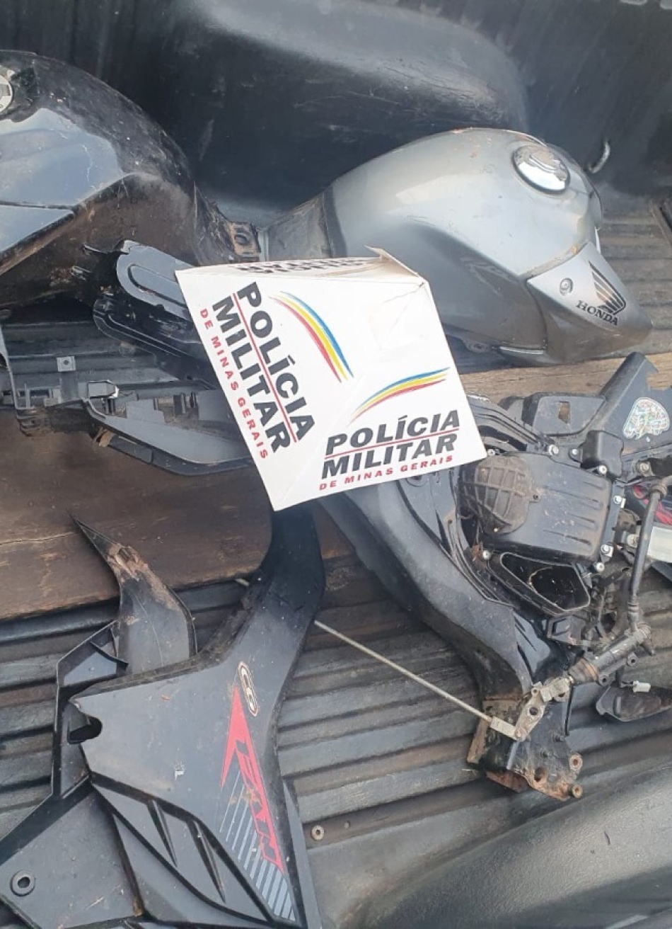 PM recupera peças de motocicletas com sinalização de furto em mata.