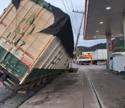 semi-reboque tomba e atinge poste na av ovídio de abreu; acidente não deixa vítimas