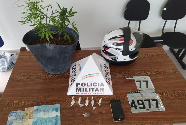 PM prende em Araújos um rapaz de 19 anos por suspeita de tráfico de drogas, receptação, adulteração de veículo e desobediência