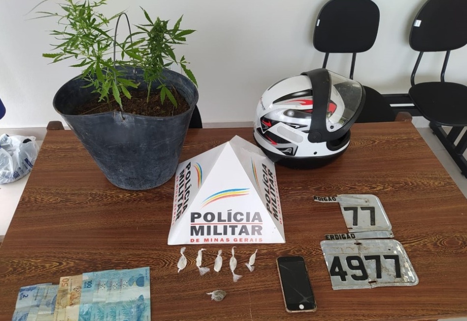 PM prende em Araújos um rapaz de 19 anos por suspeita de tráfico de drogas, receptação, adulteração de veículo e desobediência