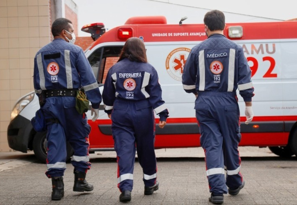 Acidente entre caminhão e van vitimiza uma pessoa.