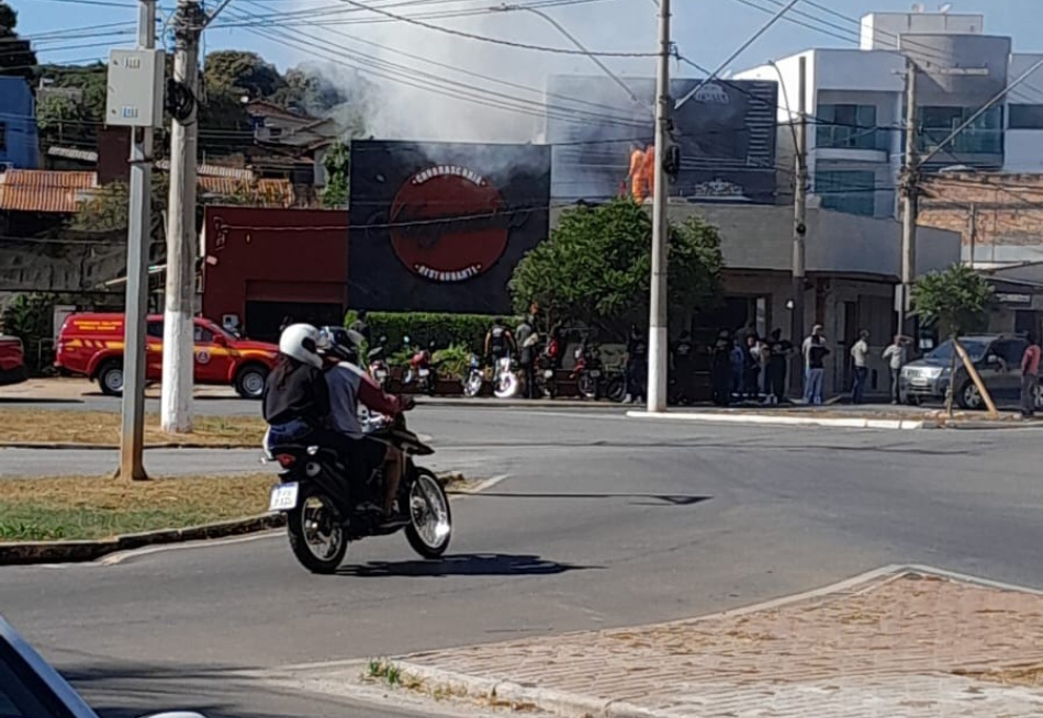 INCÊNDIO É CONTROLADO EM ESTABELECIMENTO COMERCIAL EM PARÁ DE MINAS