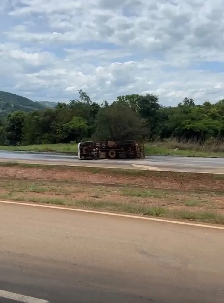 Carreta de combustível tomba e pega fogo na BR-262; trânsito fica totalmente parado