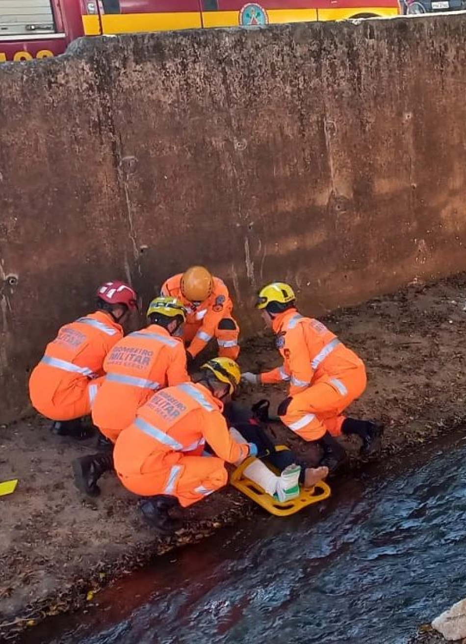 HOMEM SE JOGA EM CÓRREGO PARA FUGIR DE ABORDAGEM E FRATURA MEMBROS INFERIORES