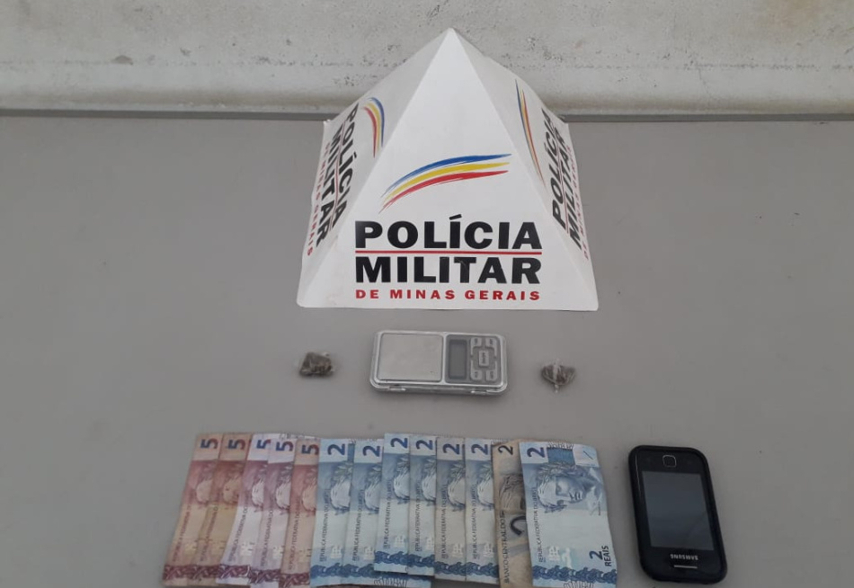 Adolescente de 17 anos é apreendido pela PM no centro de Pará de Minas com buchas de maconha e uma quantidade de dinheiro