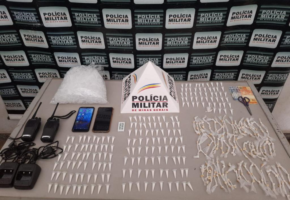 Polícia Militar apreende 195 pinos de cocaína e 174 pedras de crack com dupla no centro de Pará de Minas
