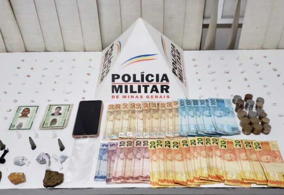 Polícia Militar apreende drogas, aparelho celular e grande quantia de dinheiro em Carmo do Cajuru