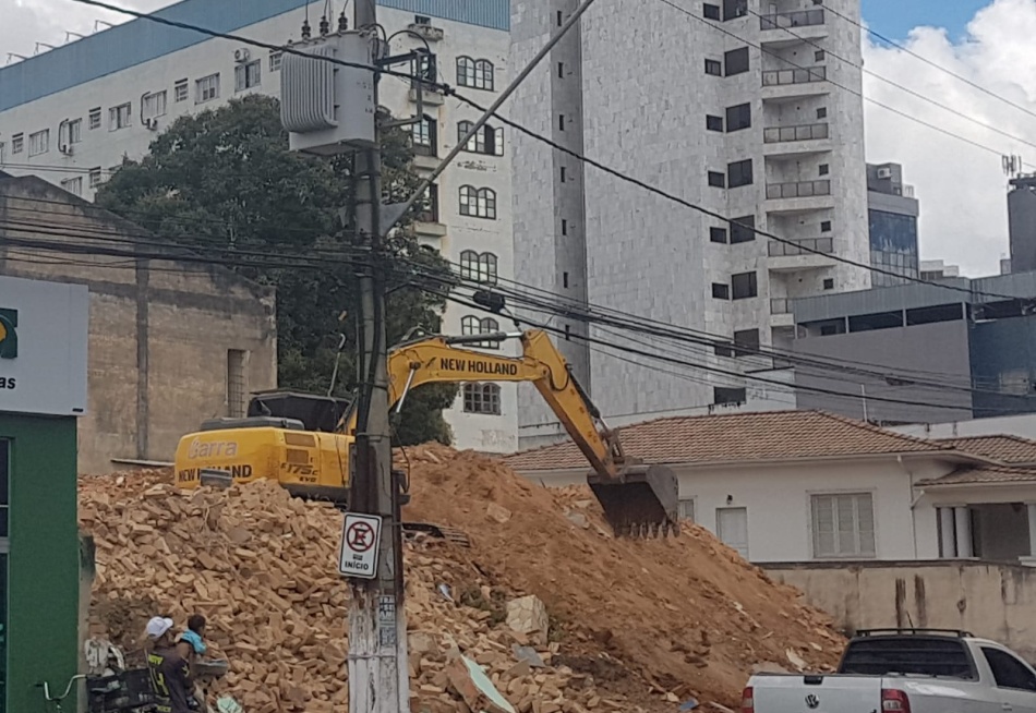 Velho casarão da rua Francisco Sales não resistiu ao avanço imobiliário em Pará de Minas e foi demolido