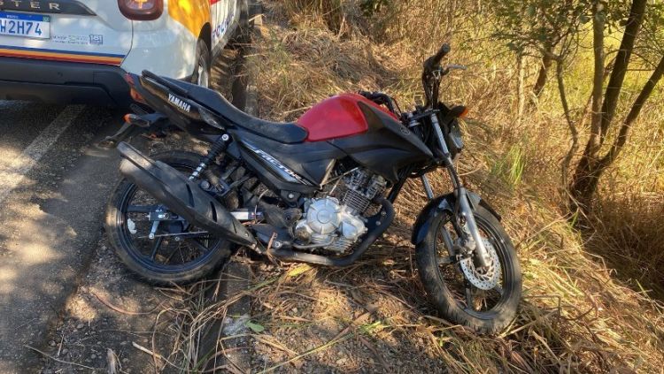 Durante acidente de trânsito, PM recupera motocicleta com sinalização de furto na rodovia MG-060 em Maravilhas.