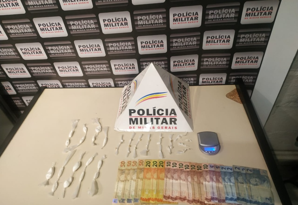Homem é preso em Divinópolis com 21 pedras de crack, 16 papelotes de cocaína, uma balança digital e dinheiro
