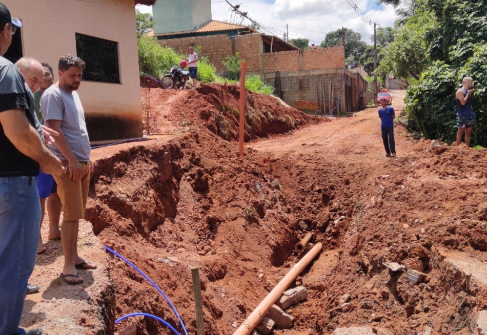 Prefeito e secretário de obras visitam pontos críticos de Pará de Minas onde as chuvas causaram grandes danos