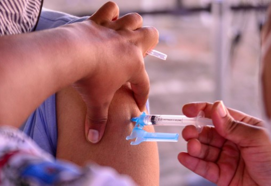 Adolescentes com 16 anos sem comorbidades vão receber neste sábado a primeira dose da vacina contra a Covid-19