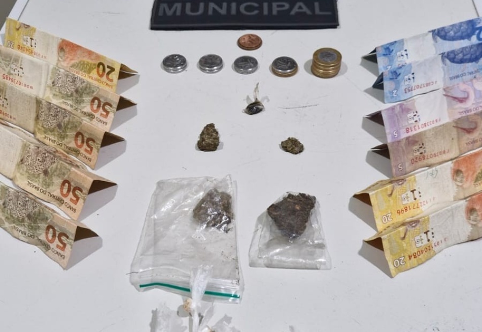 Nova Serrana- MG/ ADOLESCENTE É APREENDIDO PELA GUARDA CIVIL MUNICIPAL POR ENVOLVIMENTO COM O TRÁFICO DE ENTORPECENTES NAS PROXIMIDADES DO CEMITÉRIO MUNICIPAL