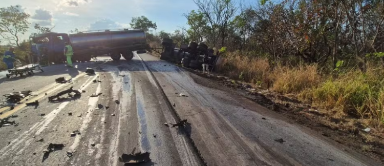 Motorista de caminhonete morre em colisão frontal com caminhão na BR-262