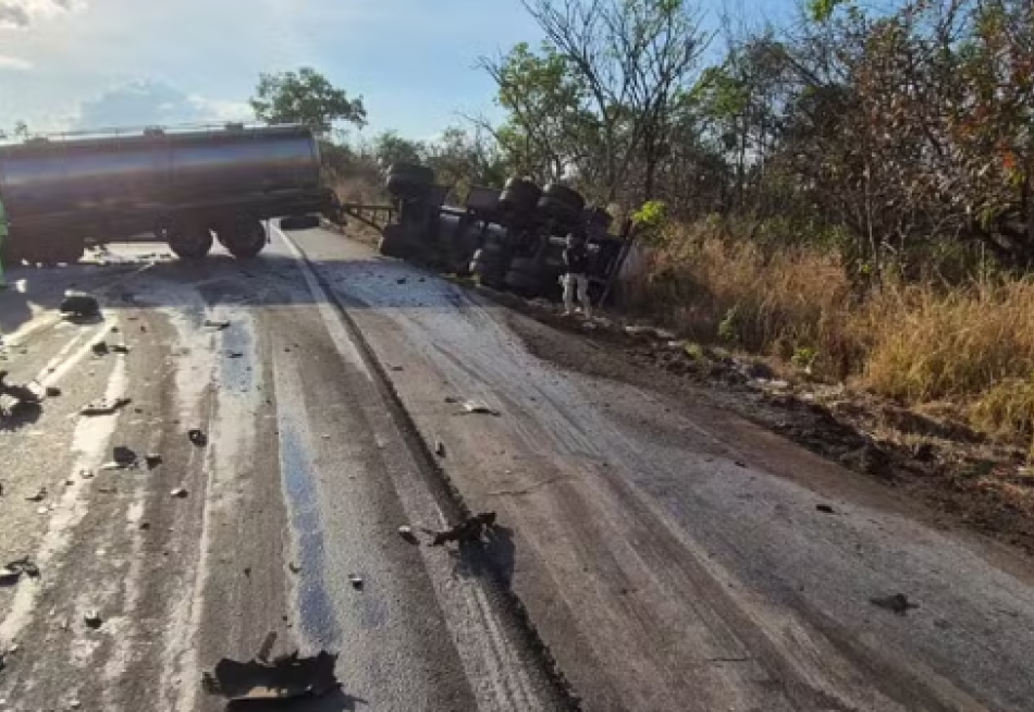 Motorista de caminhonete morre em colisão frontal com caminhão na BR-262