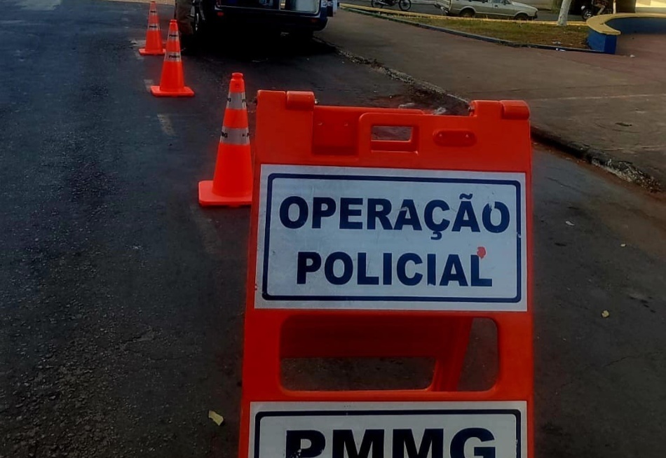 NOVA SERRANA/MG – Polícia Militar realiza ações de prevenção com Base Comunitária Móvel