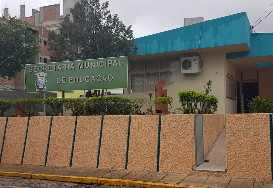 Secretária de Educação fala na Câmara Municipal sobre aglomerações de profissionais em convocação para escolas municipais
