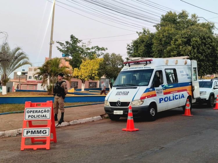POLÍCIA MILITAR EMPREGA BASE COMUNITÁRIA MÓVEL EM AÇÕES PREVENTIVAS NO MUNICÍPIO