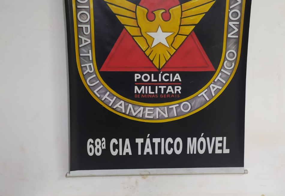 Polícia Militar prende um homem por tráfico de drogas e apreende um menor por queixa de roubo de moto em Nova Serrana