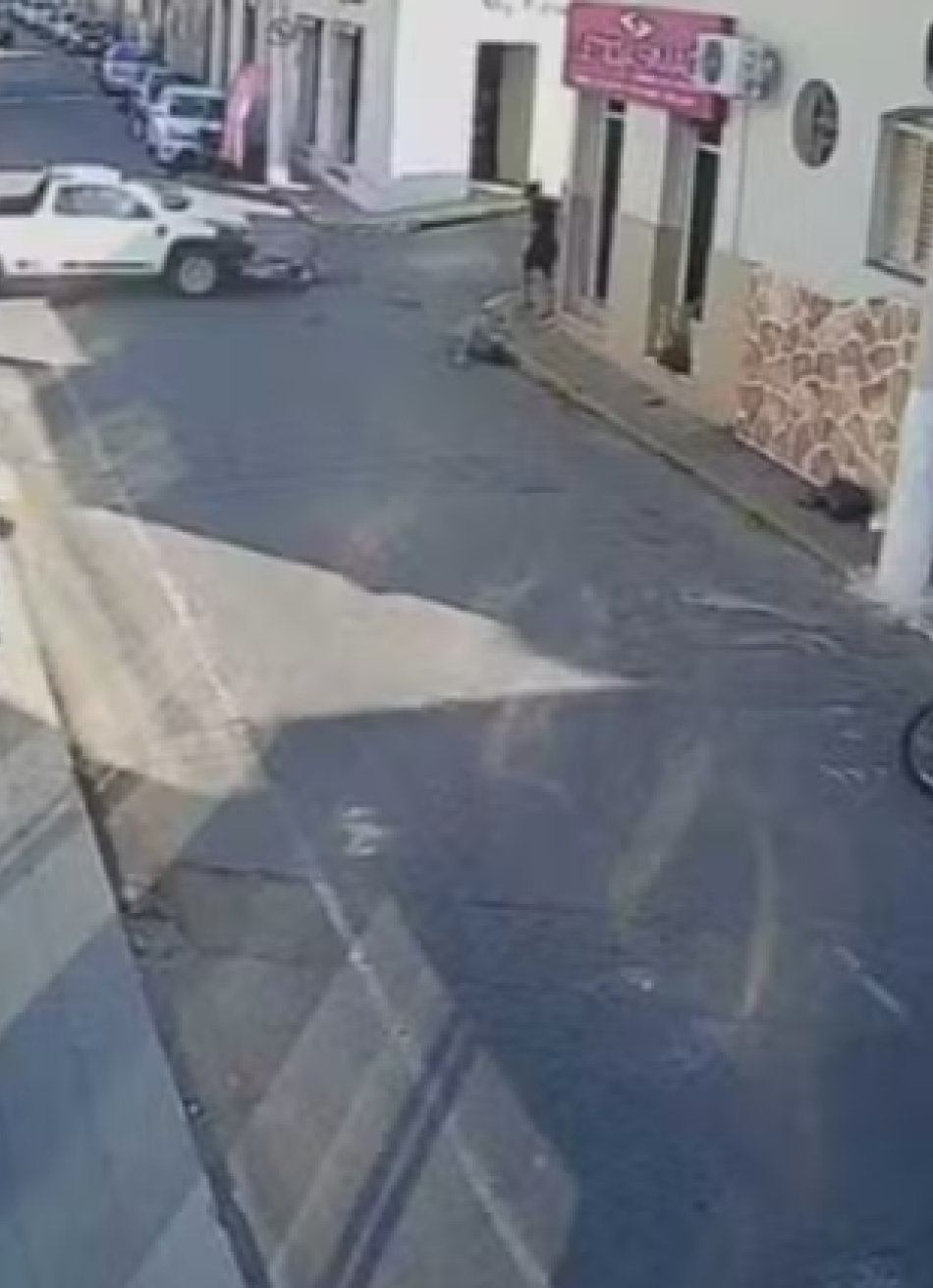 Motociclista é lançado e acaba com a cabeça dentro de bueiro após colisão em cruzamento em MG